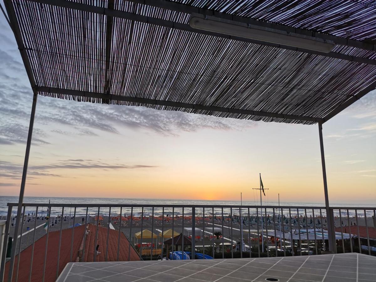 Appartamento Viareggio sul Mare Esterno foto